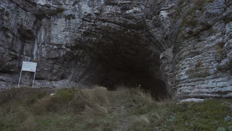 Un-Dron-Se-Acerca-A-La-Entrada-De-La-Cueva-De-Kozarnika,-Un-Sitio-Arqueológico-Ubicado-En-El-Municipio-De-Dimovo,-En-Bulgaria.