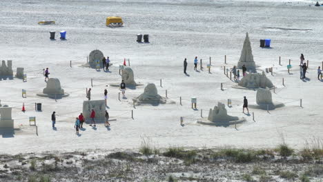 Menschen,-Die-Herumlaufen-Und-Sandskulpturen-Am-Strand-In-Florida-Betrachten