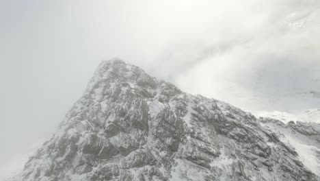 Bucear-Por-La-Ladera-De-La-Montaña-De-Djeveltanna-Durante-Un-Día-Nublado-De-Invierno
