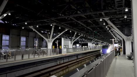 El-Tren-Bala-Hokuriku-Shinkansen-Llega-A-La-Plataforma-De-La-Estación-Eficiencia-Japonesa
