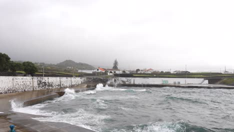 Stürmische-Meereswellen-Brechen-Mit-Schaum-Gegen-Die-Meeresverteidigung-Von-Terceira