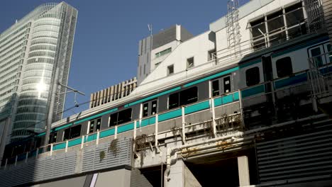 Mirando-Hacia-La-Línea-Tozai-Del-Metro-De-Tokio,-Línea-De-Vida-Para-Los-Viajeros-En-Tokio
