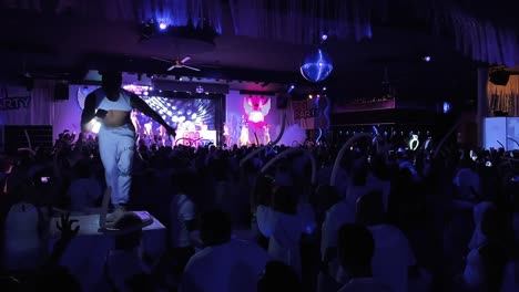 Männlicher-Entertainer-Tanzt-In-Zeitlupe-Zu-Einer-Partynacht-Menschenmenge