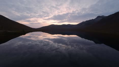 Ein-Perfekt-Verspiegelter-See,-Aufgenommen-Von-Einer-FPV-Drohne-Nach-Sonnenuntergang-In-Nordnorwegen