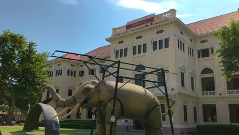Vor-Dem-Museum-Siam-Mit-Einer-Riesigen-Elefantenpuppe
