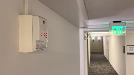 Feueralarm-Und-Grünes-Ausgangsschild-Im-Gebäudekorridor