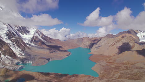 El-Lago-De-Mayor-Altitud-Del-Mundo-En-El-Paisaje-De-La-Región-De-Annapurna-De-Nepal,-Toma-De-Drones-Tipo-Pintura-Artística,-Nubes,-Cielo-Azul-Y-Lagos,-Montañas,-Nieve,-Colinas,-Turismo-Manang-4k