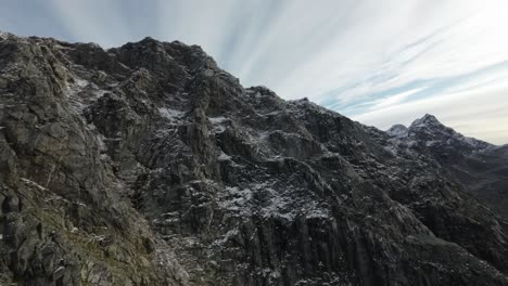 Ascendiendo-La-Montaña-De-Breitind-En-El-Norte-De-Noruega