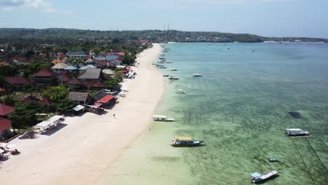 Luftaufnahmen-Entlang-Der-Küste-Der-Idyllischen-Insel-Nusa-Lembongan