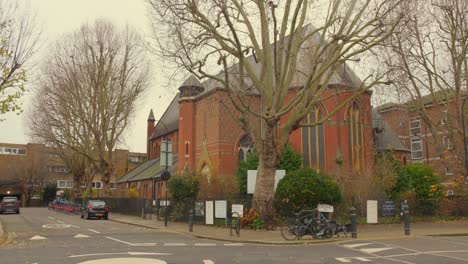 Blattlose-Bäume-Vor-Der-St.-Peter&#39;s-Fulham-Kirche-In-London,-England