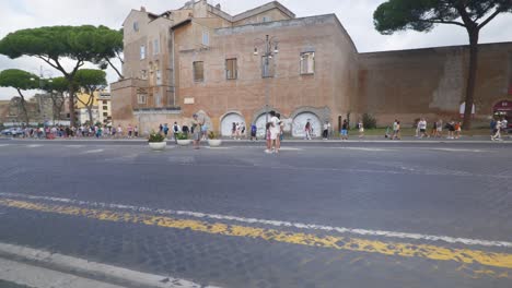 Punto-De-Vista-Inmersivo-En-Roma:-Moverse-Por-Calles-Concurridas-Hasta-Chiesa-Santi-Luca-E-Martina,-Italia,-Europa,-Caminar,-Tembloroso,-4k-|-Turistas-Posando-En-La-Carretera-Para-Fotos