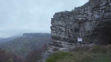 Schwenk-Von-Der-Rechten-Zur-Linken-Seite-Des-Bildes-Am-Eingang-Der-Kozarnika-Höhle-Im-Balkangebirge-In-Der-Gemeinde-Dimovo-In-Bulgarien