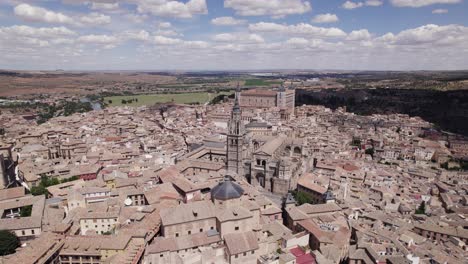 Cathedral-Primada,-Historic-Center-of-Toledo,-Spain---Panoramic-aerial