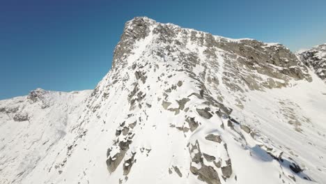 Ascendiendo-Completamente-La-Montaña-Skittentind-En-Noruega,-Revelando-Una-Gran-Vista