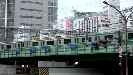 Zug-Der-Yamanote-Linie,-Der-Auf-Einer-Hochbahnstrecke-In-Shinjuku-Vorbeifährt