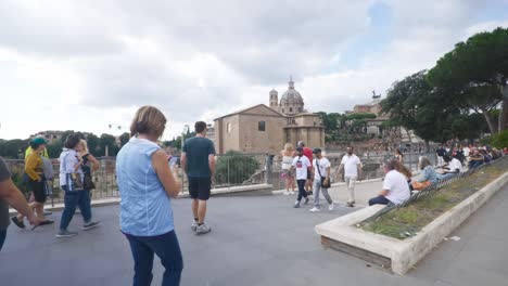 Punto-De-Vista-Inmersivo-En-Roma:-Moverse-Por-Calles-Concurridas-Hasta-Chiesa-Santi-Luca-E-Martina,-Italia,-Europa,-Caminar,-Tembloroso,-4k-|-Turistas-Ancianos-Caminando-Por-Calles-Concurridas