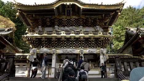 Capturing-in-slow-motion-the-movement-of-visitors-at-Yōmeimon,-the-two-storied-gate-and-second-entrance-of-Nikko-Tosho-gu-in-Japan