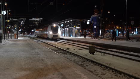 Swedish-local-train-leaving-platform-in-Linköping-city-at-night-heading-to-Motala---Travel-in-winter-and-cold---Train-X14