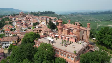 Stadt-Und-Schloss-Novello-In-Langhe,-Piemont,-Italien---4K-Luftaufnahme