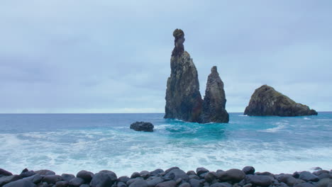 Ribeira-Da-Janela-Madeira-Porto-Moniz-Seixal-Rock-Mit-Restless-Wave-Sea-Ocean-Restless-Beach-An-Einem-Bewölkten-Tag