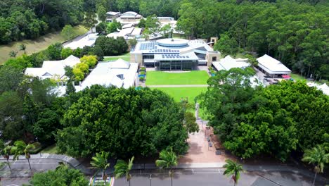 Drone-Aéreo-Sobre-El-Campus-De-La-Universidad-De-Ourimbah-Ubicación-Calle-Matorrales-Educación-Costa-Central-Nueva-Gales-Del-Sur,-Australia