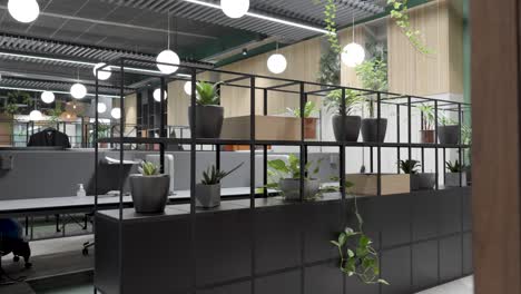 Moderne-Bürodekoration-Im-Innenbüro-Eines-Französischen-Unternehmens,-Innenansicht