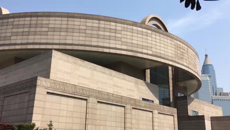 Edificio-Del-Museo-De-Arte-De-Shanghai-En-China,-Arquitectura-Moderna,-Toma-Panorámica