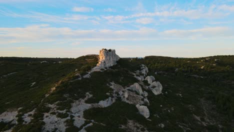 Luftaufnahme-Einer-Weißen-Steinklippe,-Die-Aus-Der-üppigen-Landschaft-In-Der-Provence,-Frankreich,-Herausragt