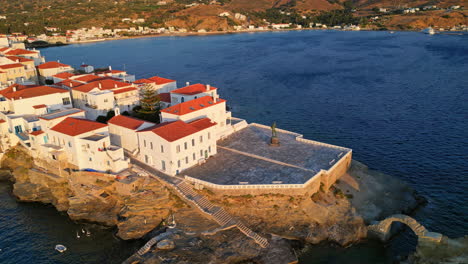 Luftdrohnenansicht-Video-Der-Ikonischen-Und-Wunderschönen-Andros-Insel-Chora,-Kykladen,-Griechenland-In-Der-Abenddämmerung