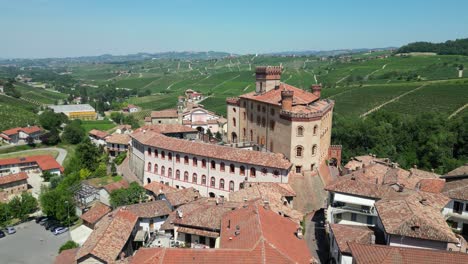 Schloss-Barolo-In-Der-Weinregion-Langhe,-Piemont,-Italien---4K-Luftaufnahme