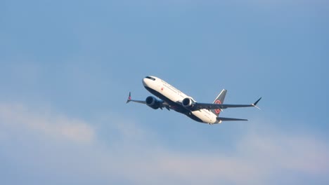 Flugzeug-Der-Türkischen-Fluggesellschaft-Im-Flug-Vor-Teilweise-Bewölktem-Himmel