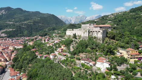 Festung-Von-Sarzanello-Auf-Einem-Hügel-In-Ligurien,-Italien---Luftaufnahme-4k