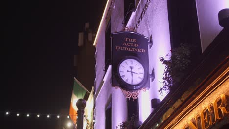 Uhrschild-über-Dem-Eingang-Des-Alten-Dubliner-Pubs-Bei-Nacht-In-Dublin,-Irland
