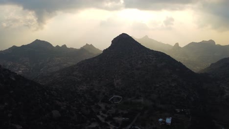 Drohnenaufnahmen-Eines-Sonnenuntergangs-über-Den-Bergen-In-Taif,-Saudi-Arabien