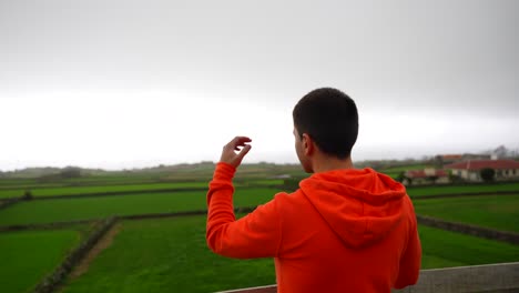 Tourist-Genießt-Den-Blick-Auf-Den-Atlantik-Am-Aussichtspunkt-Terceiras-Farm-Fields