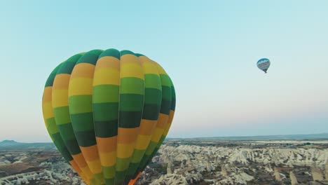 Bunte-Heißluftballons-Voller-Touristen,-Die-Bei-Sonnenaufgang-In-Der-Türkei-über-Kappadokien-Fliegen