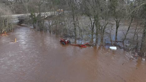 Traktor-In-Hochwasser-Getaucht.-Thema-Naturkatastrophe
