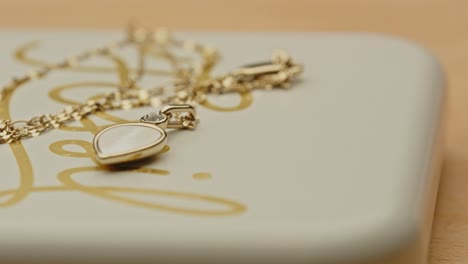 Schwenken-Sie-Vorbei-An-Einer-Wunderschönen-Goldenen-Halskette-Mit-Einem-Atemberaubenden-Medaillon-Auf-Dem-Deckel-Einer-Schmuckschatulle