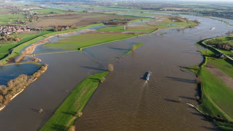 Hochwasser-Fließt-über-Die-Ufer-Des-Flusses-Lek-In-Die-Ländliche-Niederländische-Landschaft