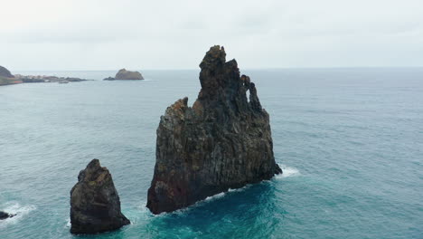 Ribeira-Da-Janeport-Porto-Moniz-Seixal-Madeira-Drohne-Geschossene-Felsen-Mit-Meereswellen-Fliegen-Umher