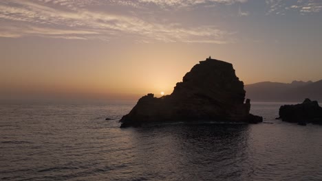 Taranquil-sunrise,-Ilhéu-Mole-Porto-Moniz-,-drone-reveal-shot