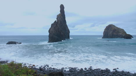 Ribeira-Da-Janeo-Porto-Moniz-Seixal-Madeira-Rock-Mit-Welligem-Meer-Ozean-Unruhiger-Strand-An-Einem-Bewölkten-Tag