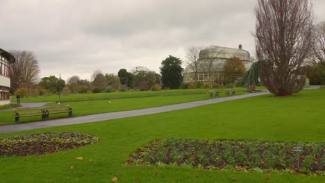 Toma-Panorámica-De-Los-Jardines-Botánicos-Nacionales-Durante-El-Invierno-En-Dublín,-Irlanda