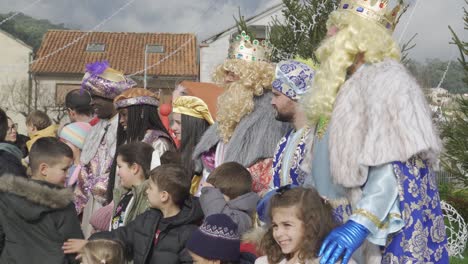 Reyes-Magos-Haciéndose-Fotos-Con-Niños-En-Vísperas-De-La-Tradicional-Nochebuena-De-Reyes-En-España