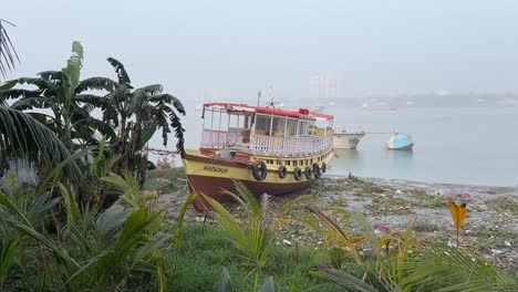 Filmaufnahme-Eines-Bootes,-Das-Tagsüber-An-Einem-Flussufer-In-Kalkutta,-Indien,-Gehalten-Wird