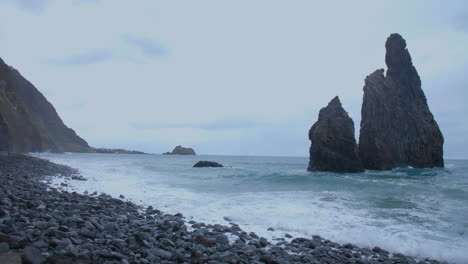 Ribeira-Da-Janeo-Porto-Moniz-Seixal-Madeira-Rock-Mit-Unruhigem-Meer-Ozeanwellen-Strand-An-Einem-Bewölkten-Tag