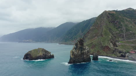 Ribeira-Da-Window-Porto-Moniz-Seixal-Madeira-Drohnenschuss-Fliegt-An-Einem-Bewölkten-Tag-Um-Felsen-Mit-Meereswellen