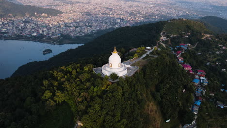 Pagoda-De-La-Paz-Mundial-Shanti-Stupa-En-Nepal---Toma-Aérea