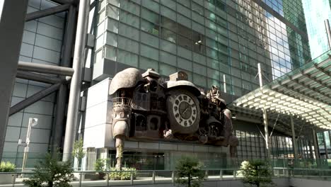 La-Escena-Diurna-Del-Gran-Reloj-Y-Escultura-Ni-tele,-Una-Creación-De-Hayao-Miyazaki,-Se-Ha-Instalado-En-El-Exterior-Del-Segundo-Piso-De-La-Torre-Nittele-En-El-Barrio-De-Minato,-Japón.