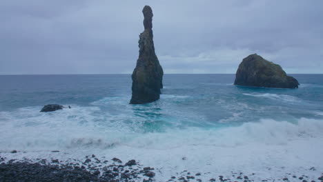 Ribeira-Da-Janela-Madeira-Porto-Moniz-Seixal-Madeira-Felsen-Mit-Welligem-Meer,-Ozean,-Unruhiger-Strand-An-Einem-Wolkigen-Tag,-Wellen